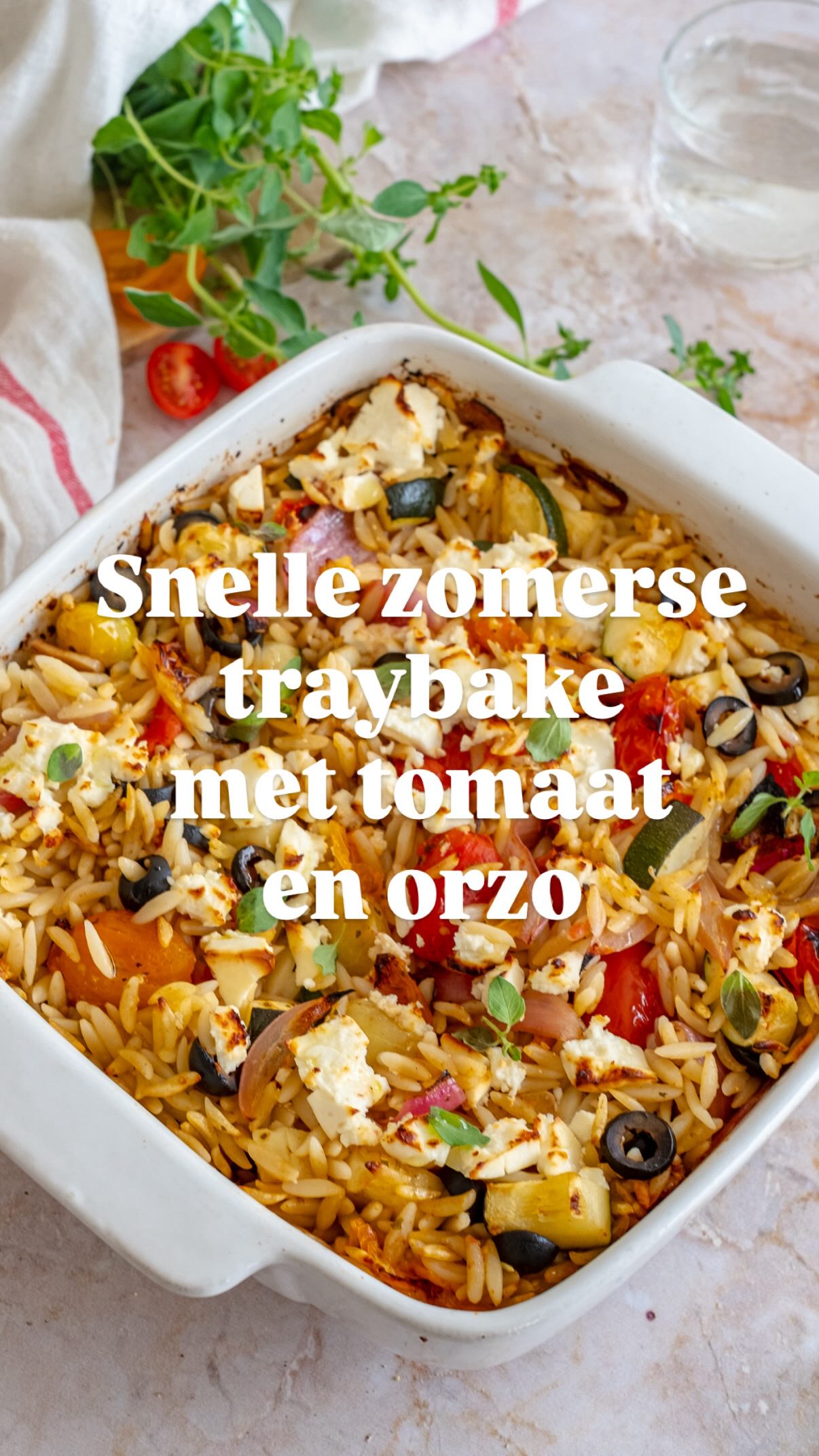 Simpele zomerse traybake met tomaat en orzo