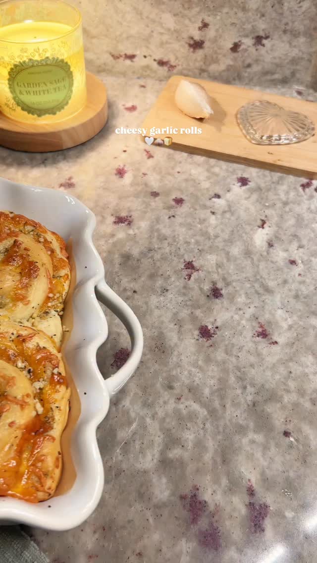 Fluffy Cheesy Garlic Rolls