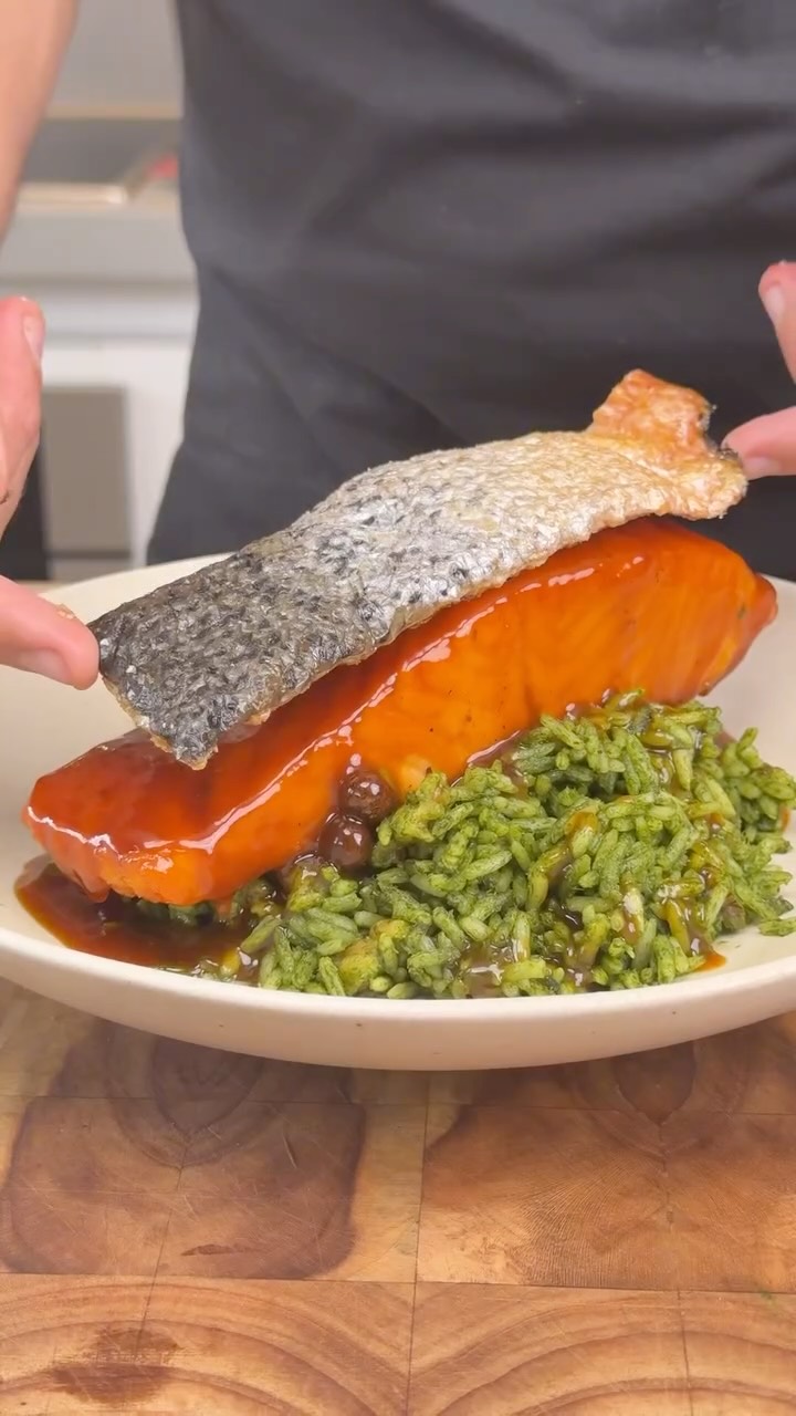 Salmón Maracuya con arroz verde