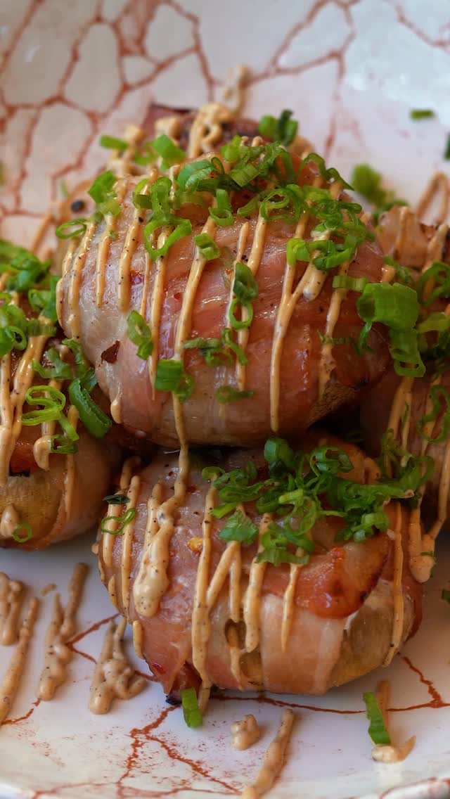 Champiñones rellenos envueltos en tocino