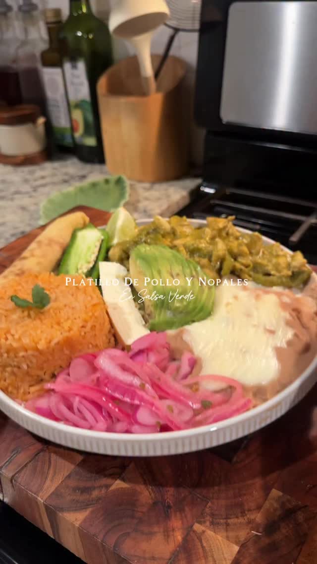 Pollo y Nopales en Salsa Verde