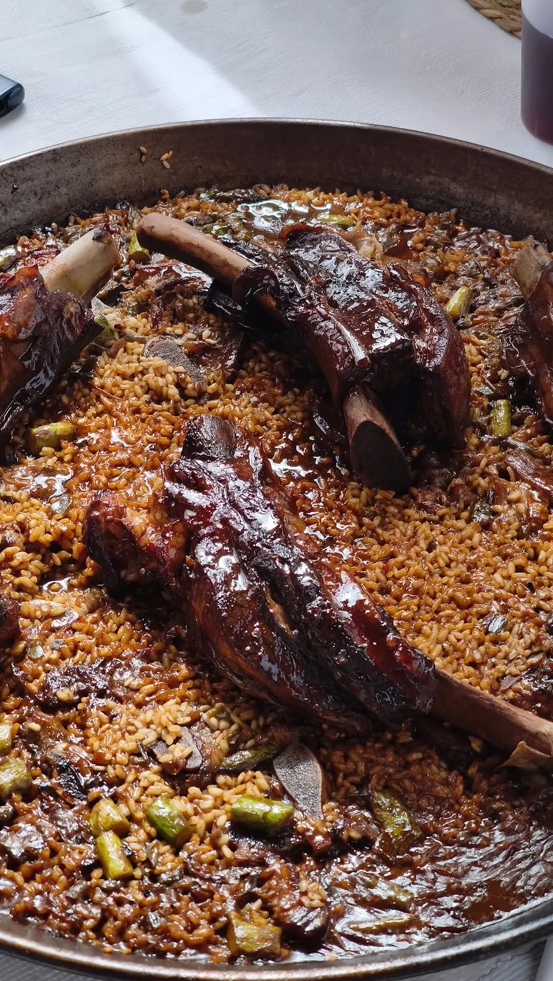 Arroz de costilla de vaca, espárragos y demiglace