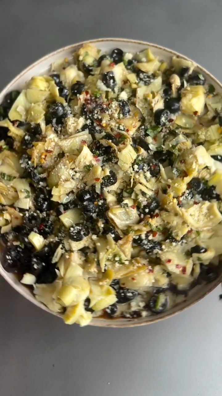Ensalada de alcachofa, aceituna, albahaca, queso parmesano