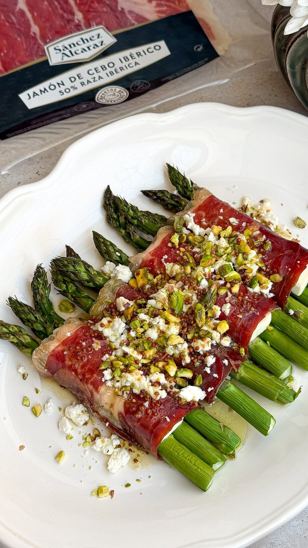 Espárragos con Feta y Jamón Ibérico