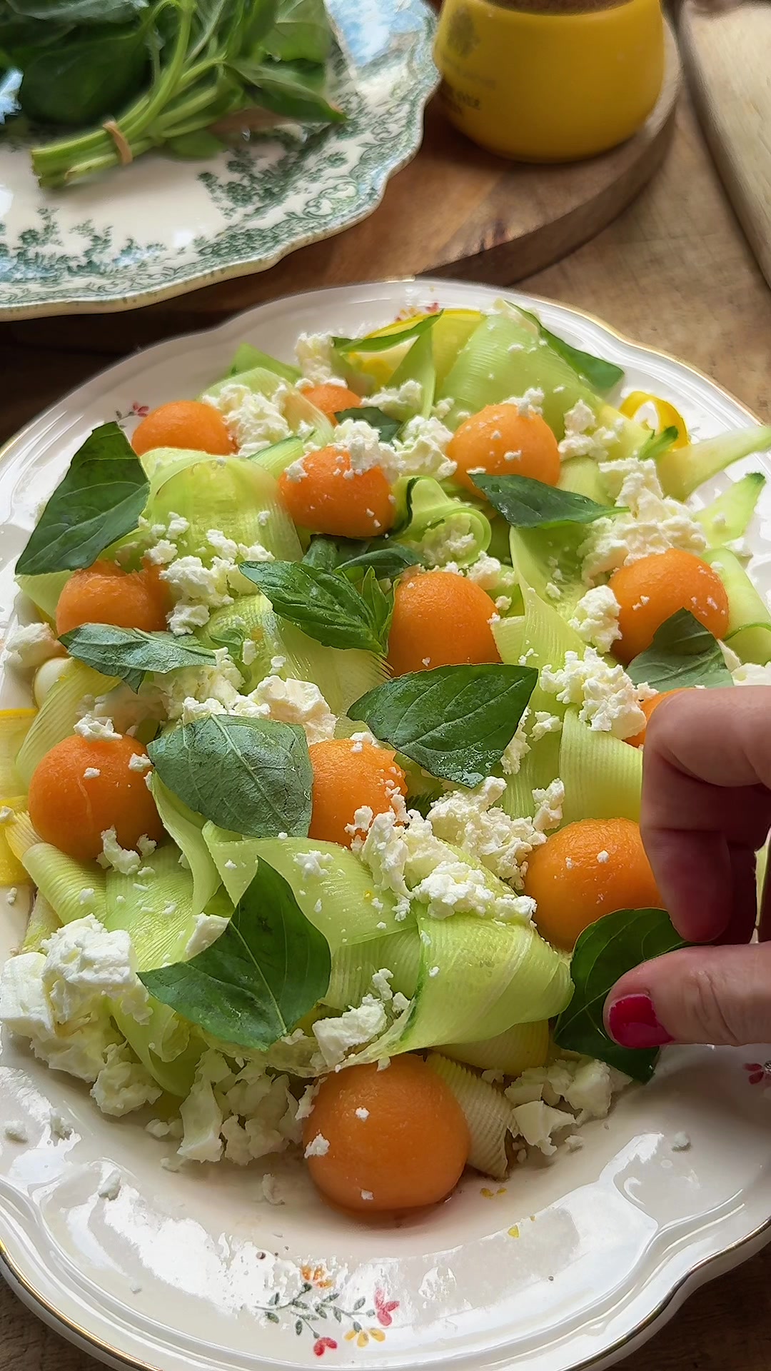 Salade Courgettes, Concombre, Melon, Feta, Basilic, Pistaches Grillées et Citron Vert