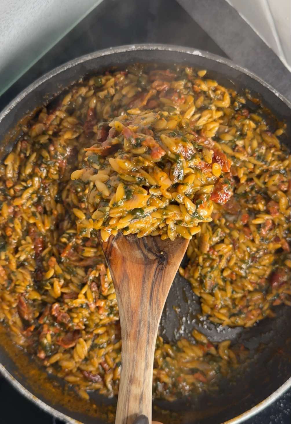 Romige orzo met pesto rosso & burrata