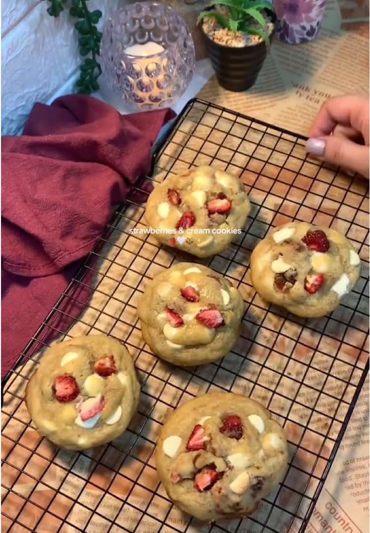 Strawberries & Cream Cookies